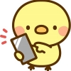 スマホを操作するひよこ